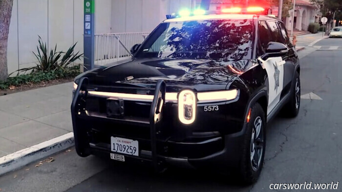Primer coche patrulla de Rivian entra en servicio en el patio trasero de Tesla | Carscoops